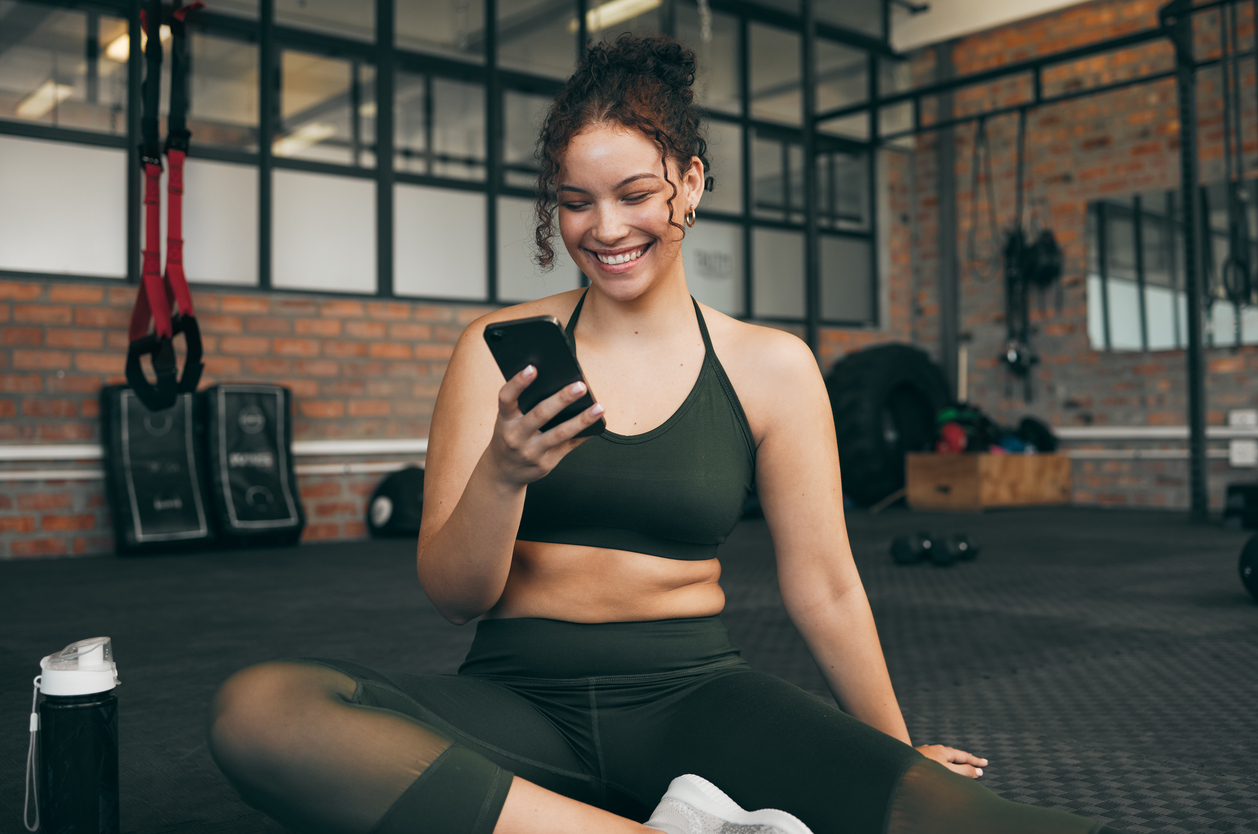 woman-using-online-personal-trainer-app